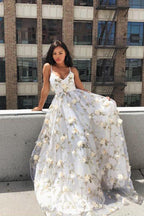 Vestido largo de noche con tirantes finos y encaje floral