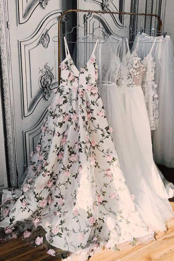 Vestido largo de noche con tirantes finos y encaje floral