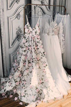 Vestido largo de noche con tirantes finos y encaje floral