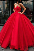 Vestido de gala largo rojo con escote corazón y cordones, hasta el suelo.