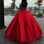 Vestido de gala largo rojo con escote corazón y cordones, hasta el suelo.