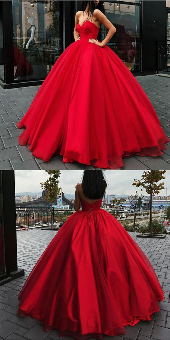 Vestido de gala largo rojo con escote corazón y cordones, hasta el suelo.