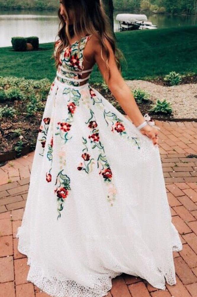 Vestidos de fiesta de encaje corte A con escote en V y bordado estampado