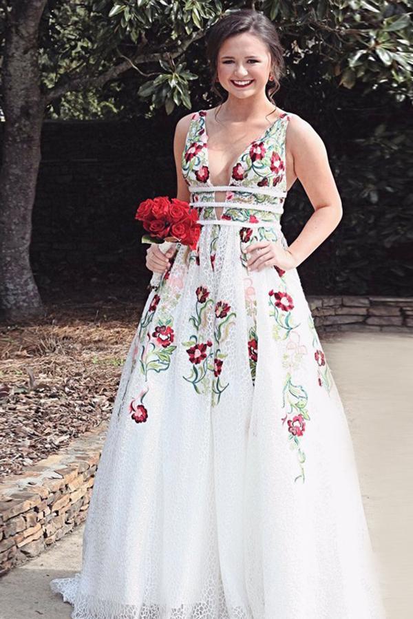 Vestidos de fiesta de encaje corte A con escote en V y bordado estampado