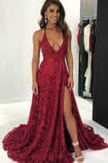 Vestido largo de fiesta burdeos con escote en V, encaje profundo, cola de barrido y espalda descubierta.