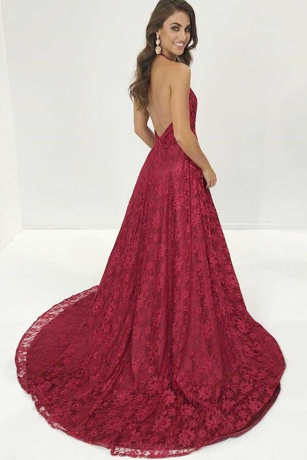 Vestido largo de fiesta burdeos con escote en V, encaje profundo, cola de barrido y espalda descubierta.