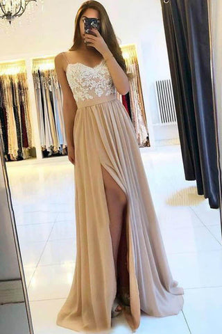 Robe de bal pas chère à fines bretelles, en mousseline avec appliques et fente latérale.