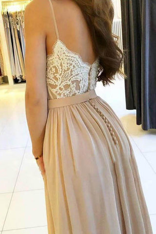 Robe de bal pas chère à fines bretelles, en mousseline avec appliques et fente latérale.