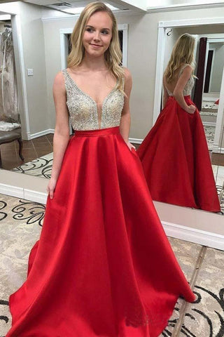 Robe de bal rouge en satin, ornée de perles et à décolleté en V profond, avec poche.