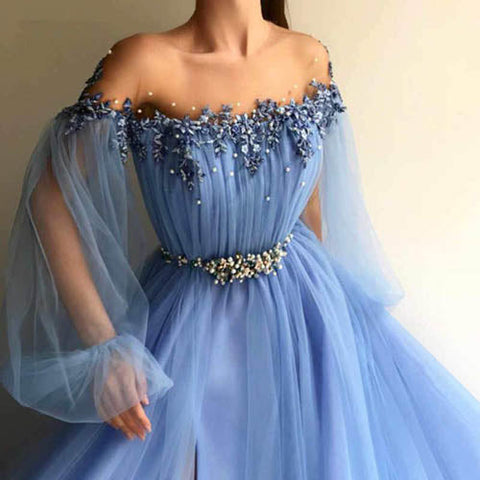 Élégante robe de bal bleue à épaules dénudées, manches longues et fente latérale ornée de perles