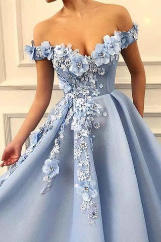 Robe de bal bleue en tulle et dentelle, coupe trapèze, épaules dénudées, décolleté cœur et fleurs 3D