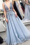 Robe de bal longue bleu clair sans manches, dos nu et col en V ornée d'appliqués de dentelle