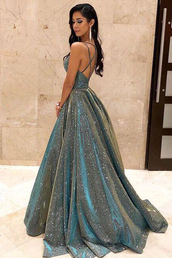 Vestidos largos de fiesta de satén brillante con escote en V, bolsillos y espalda cruzada.