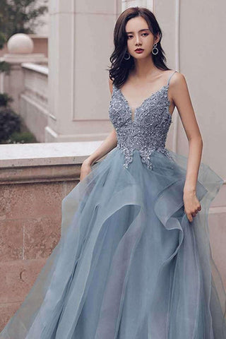 Robe de bal en organza multicouche bleu de Prusse à décolleté en V profond et applications