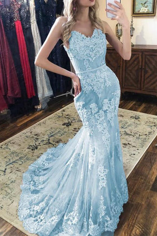 Magnifique robe de bal sirène à fines bretelles et décolleté en V en dentelle bleu clair
