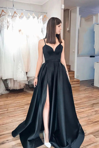 Robe de bal longue en satin noir à fines bretelles, simple et élégante.