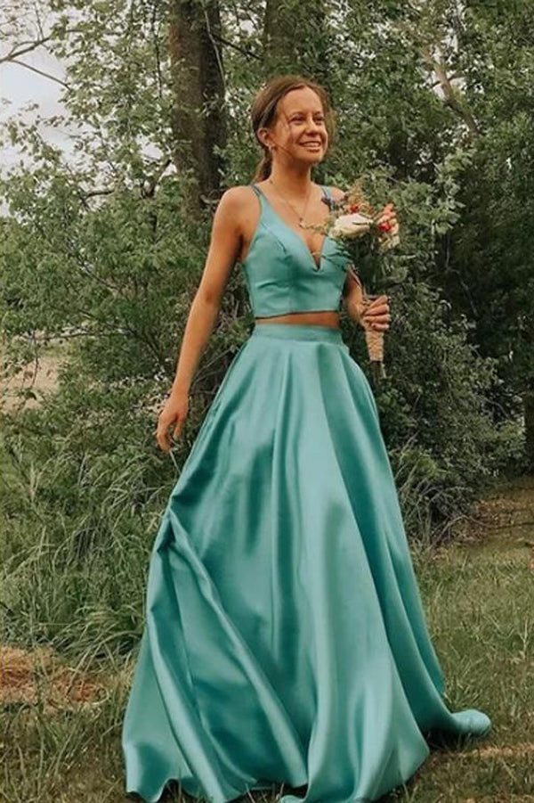 Vestido de gala sencillo de dos piezas con escote en V, satén azul lago y bolsillos.