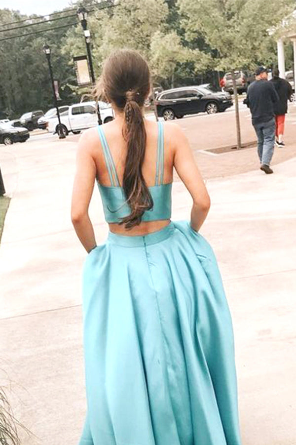 Vestido de gala sencillo de dos piezas con escote en V, satén azul lago y bolsillos.