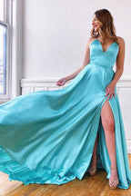 Vestido largo de fiesta sencillo de satén con escote en V, tirantes finos, encaje y corte en A con abertura.