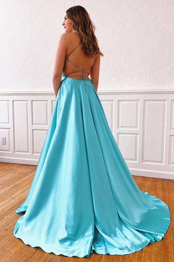 Robe de bal longue trapèze en satin simple, bretelles spaghetti, col en V et fente, ornée de dentelle.
