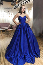 Vestido de fiesta azul real brillante de tul sin tirantes con escote en V y corte en A con bolsillos
