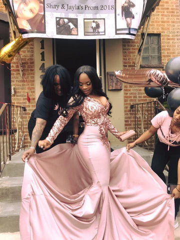 Robe de bal sirène rose poudré à sequins, col en V, manches longues et traîne courte.