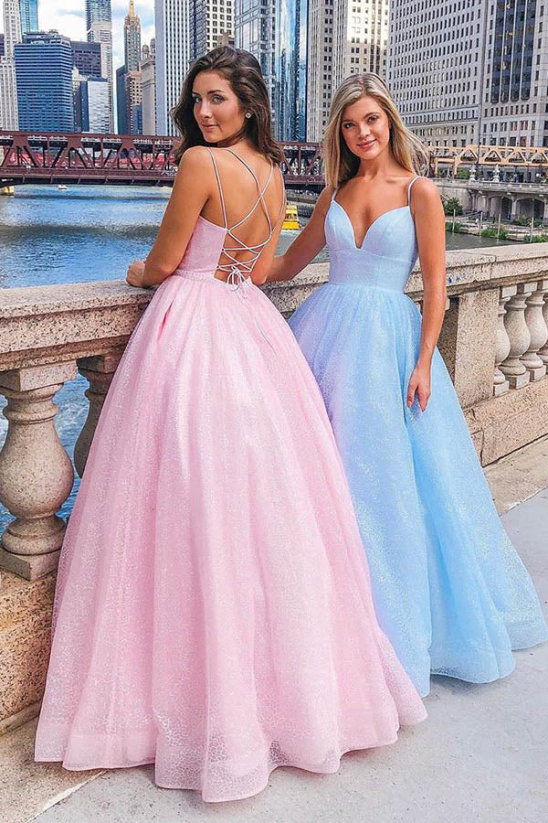 Vestido largo de fiesta rosa de tul con tirantes finos, corte en A, escote en V y largo hasta el suelo.