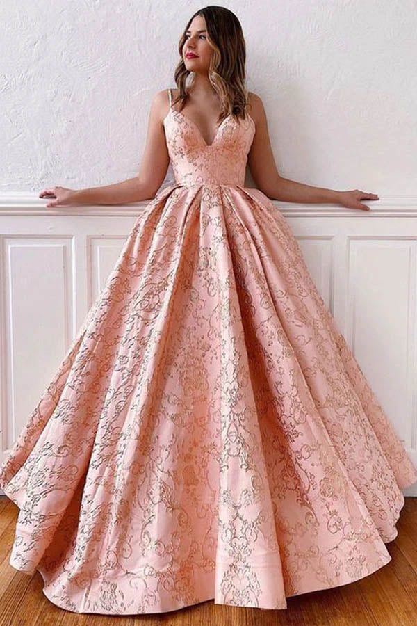 Vestido de gala largo rosa rubor con escote en V, tirantes cruzados en la espalda y corte de satén.