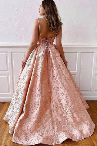 Robe de bal longue rose poudré en satin, décolleté en V, bretelles croisées dans le dos.