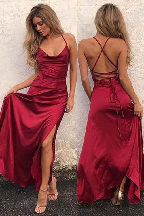 Vestido rojo de fiesta largo hasta el suelo, corte en A, tirantes finos y abertura.