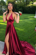 Vestido de fiesta rojo satinado con escote en V, corte en A, tirantes finos, cola corta y abertura.