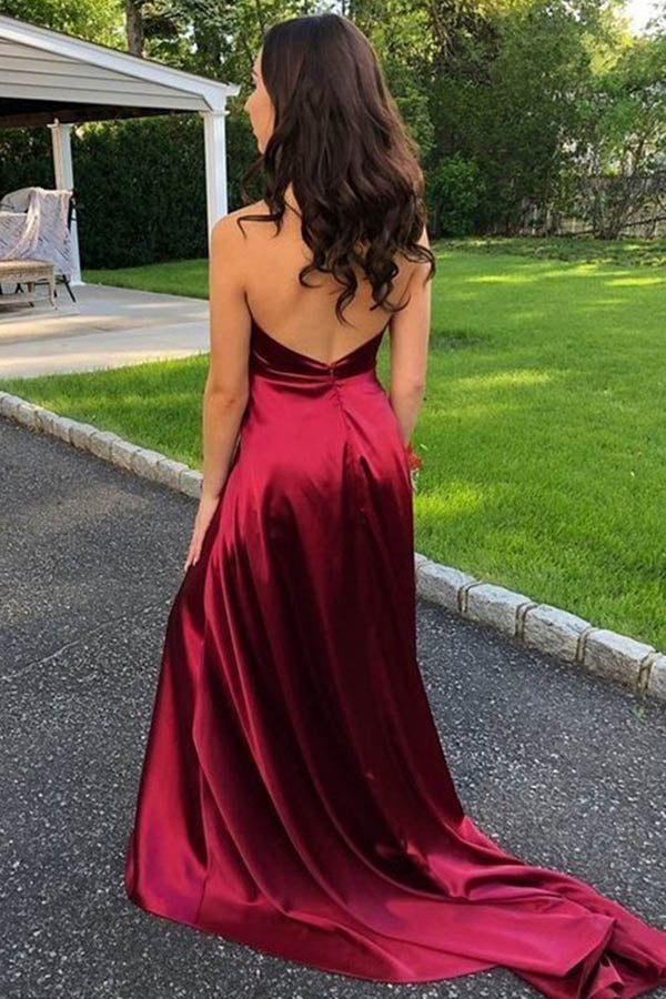 Vestido de fiesta rojo satinado con escote en V, corte en A, tirantes finos, cola corta y abertura.