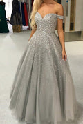 Precioso vestido de gala largo gris con hombros descubiertos y espalda descubierta, adornado con cuentas.
