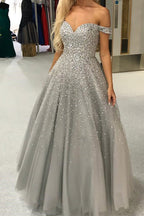 Precioso vestido de gala largo gris con hombros descubiertos y espalda descubierta, adornado con cuentas.