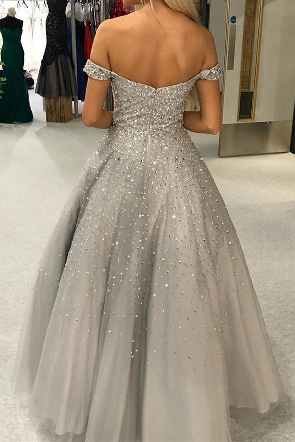 Precioso vestido de gala largo gris con hombros descubiertos y espalda descubierta, adornado con cuentas.