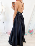 Vestidos largos negros de fiesta con escote en V, tirantes finos, espalda cruzada y encaje.
