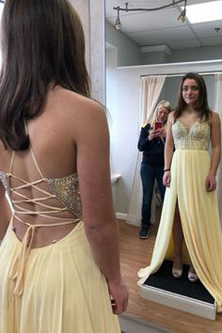 Vestidos largos de fiesta de gasa, corte en A, escote en V, tirantes finos, abertura, espalda cruzada y detalles de cuentas.