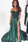 Vestidos de fiesta largos de satén verde oscuro, corte en A, escote barco, abertura y apliques.