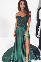 Vestidos de fiesta largos de satén verde oscuro, corte en A, escote barco, abertura y apliques.