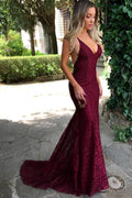 Robe de bal sirène bordeaux en dentelle, bretelles spaghetti, décolleté en V et traîne