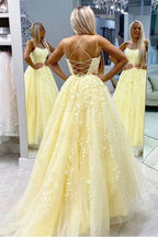 Vestidos de fiesta amarillos de tul con tirantes finos, escote redondo y corte en A con apliques