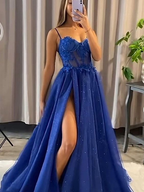 Vestido largo de noche azul marino con tirantes finos, corte en A y abertura Y5993