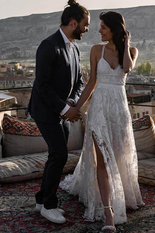 Vestidos de novia largos hasta el suelo con escote en V y encaje color marfil, disponibles en línea.