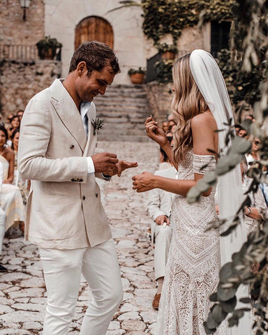 Vestidos de novia rústicos bohemios color marfil con escote corazón y encaje MW267