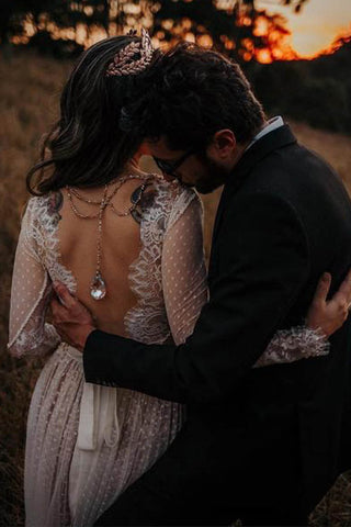 Vestido de novia bohemio estilo boho con lunares de encaje y mangas MW274