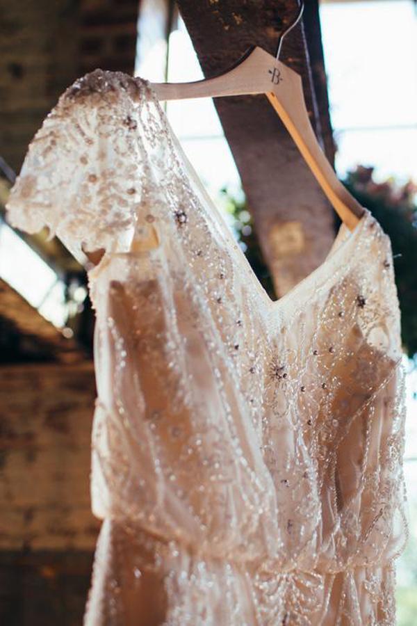 Vestidos de novia brillantes, románticos, corte A, escote en V, con cuentas, de gasa.