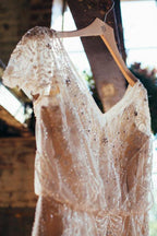 Vestidos de novia brillantes, románticos, corte A, escote en V, con cuentas, de gasa.