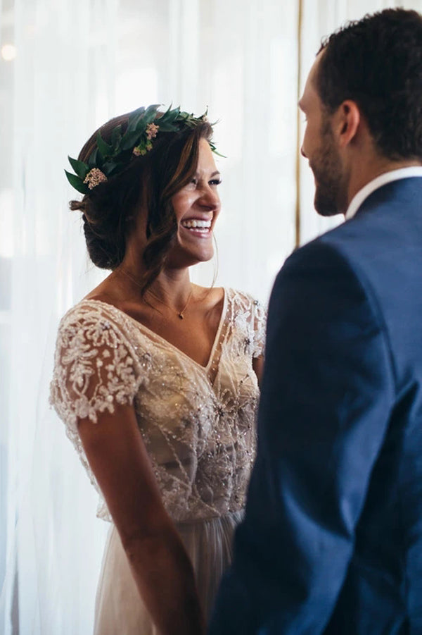 Vestidos de novia brillantes, románticos, corte A, escote en V, con cuentas, de gasa.