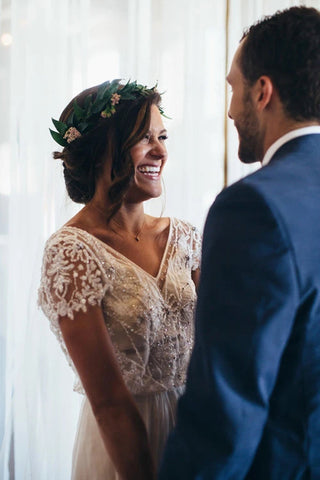 Robe de mariée scintillante, romantique, coupe trapèze, col en V, ornée de perles, en mousseline