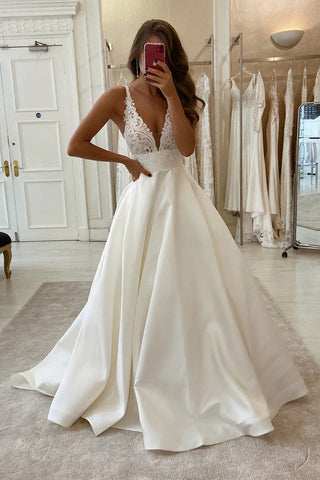 Robes de mariée en dentelle à col en V disponibles en ligne, robes de mariée uniques et abordables